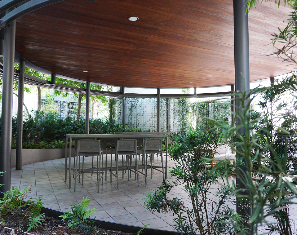 Close-up of curved wooden benches in the courtyard of River Oaks Baptist<br />
School