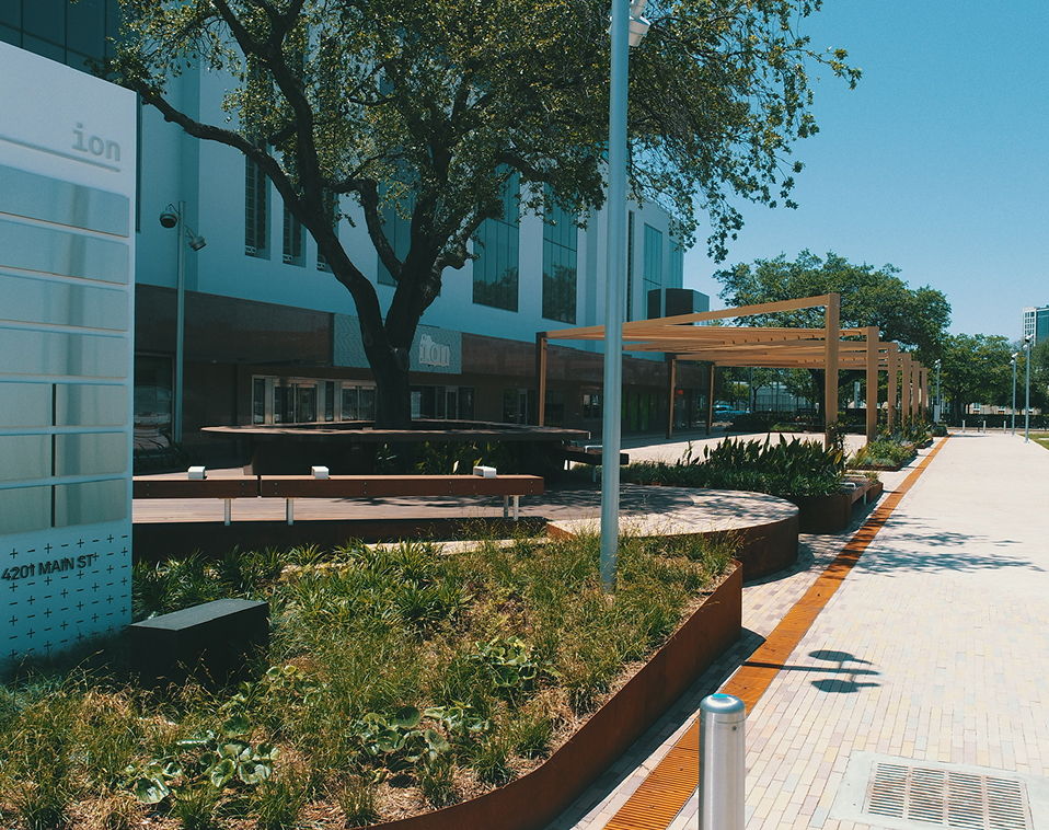 Close-up of curved wooden benches in the courtyard of River Oaks Baptist<br />
School
