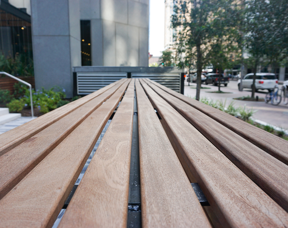 Close-up of curved wooden benches in the courtyard of River Oaks Baptist<br />
School