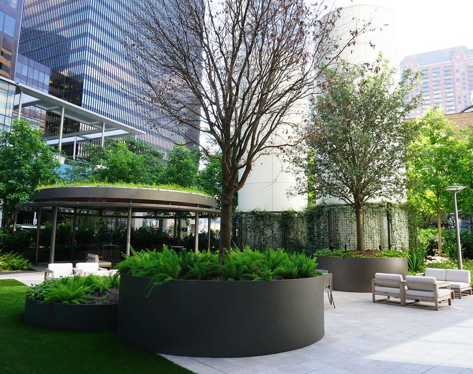 Renfrow+Co fabricated curved wooden-top benches and a large wooden cross<br />
for the outdoor area at River Oaks Baptist School